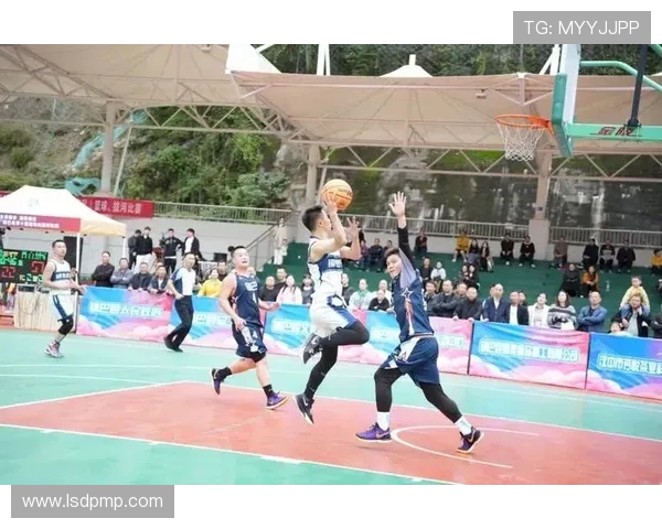 篮球热潮席卷青春赛场展现团队拼搏精神与无限激情 篮球热潮席卷青春赛场展现团队拼搏精神与无限激情